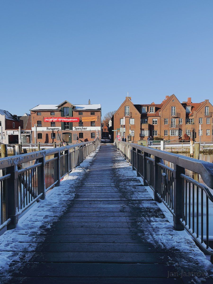 oh my god twitter doesn’t include alt text from images in their API